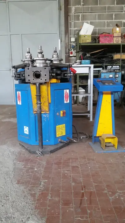 Curvatrice per profilati in ferro