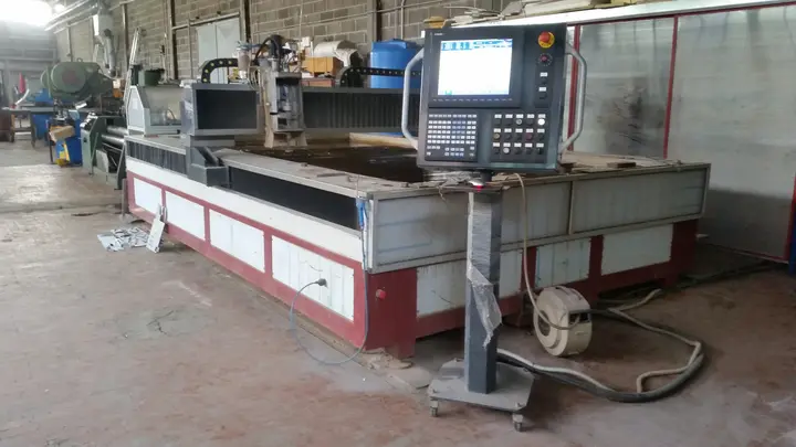 Impianto waterjet a portale, con controllo numerico