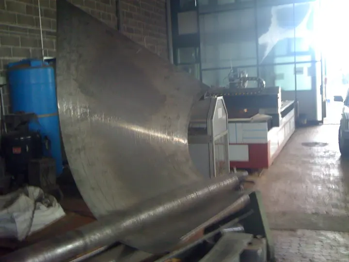 Lamiera curvata davanti al waterjet