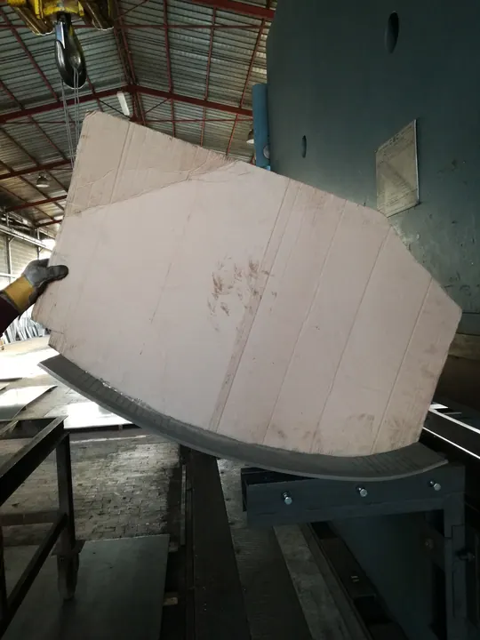 Pannello curvato appena uscito dalla piega