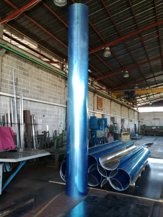 Tubo in lamiera, in piedi in officina