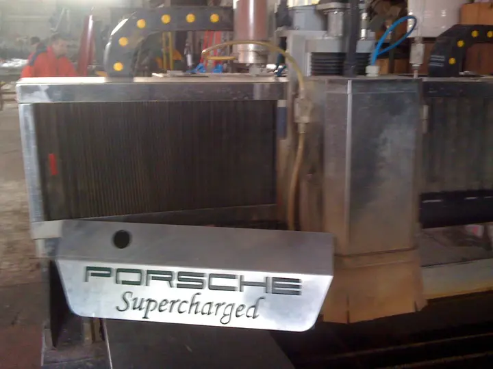 Targa Porsche davanti al waterjet