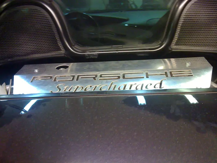 Targa montata sul vano motore