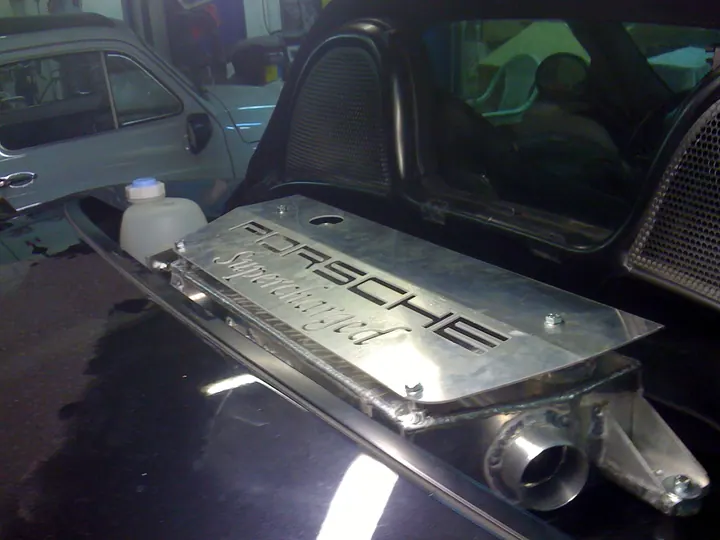 Coperchio Porsche accanto all'auto