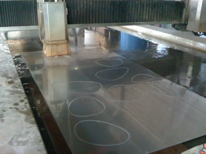 Lastra con sagome incise