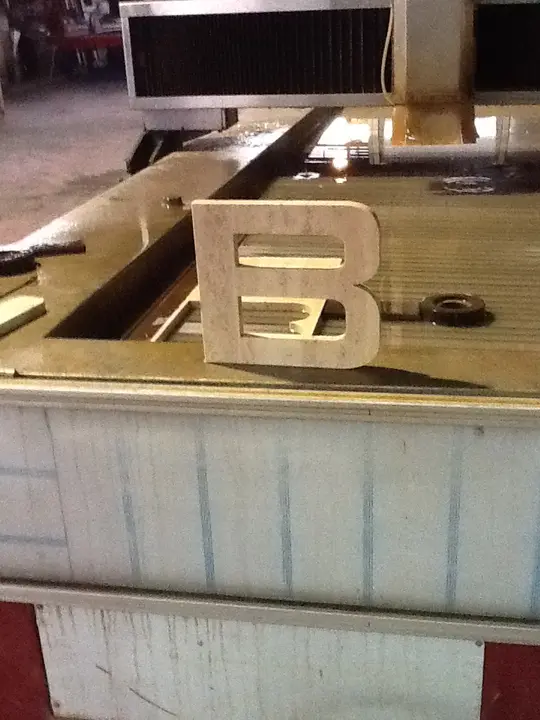 Lettera B in piedi sul piano