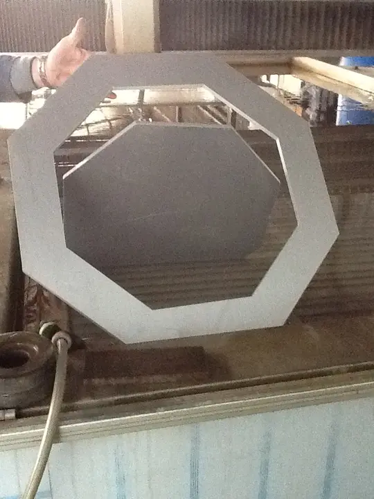 Cornice ottagonale sollevata