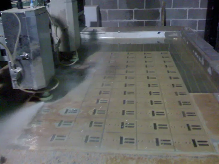 Banco waterjet visto di lato