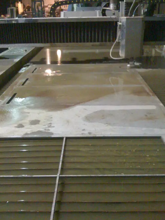 Vasca waterjet con lamiera