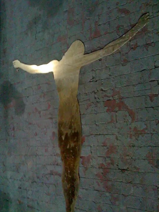 Sagoma appoggiata al muro