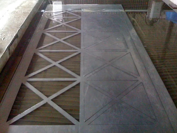 Pannello decorativo a metà taglio