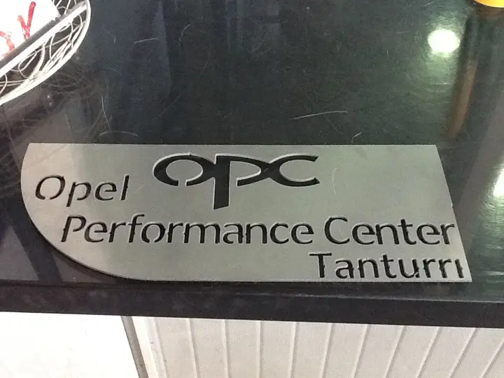 Insegna Opel Performance Center
